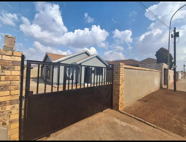 3 BEDROOM HOUSE FOR SALE IN PROTEA GLEN